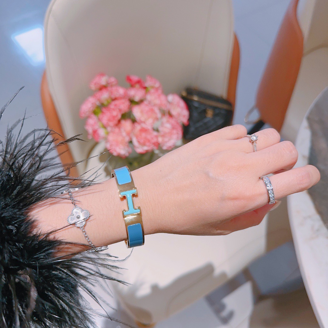 Bracciale Hermes Clic H Metallo placcato oro con smalto blu bicolore Chiusura ad H azzurro cielo con inserto in fascia blu reale profonda Circonferenza PM 17 cm