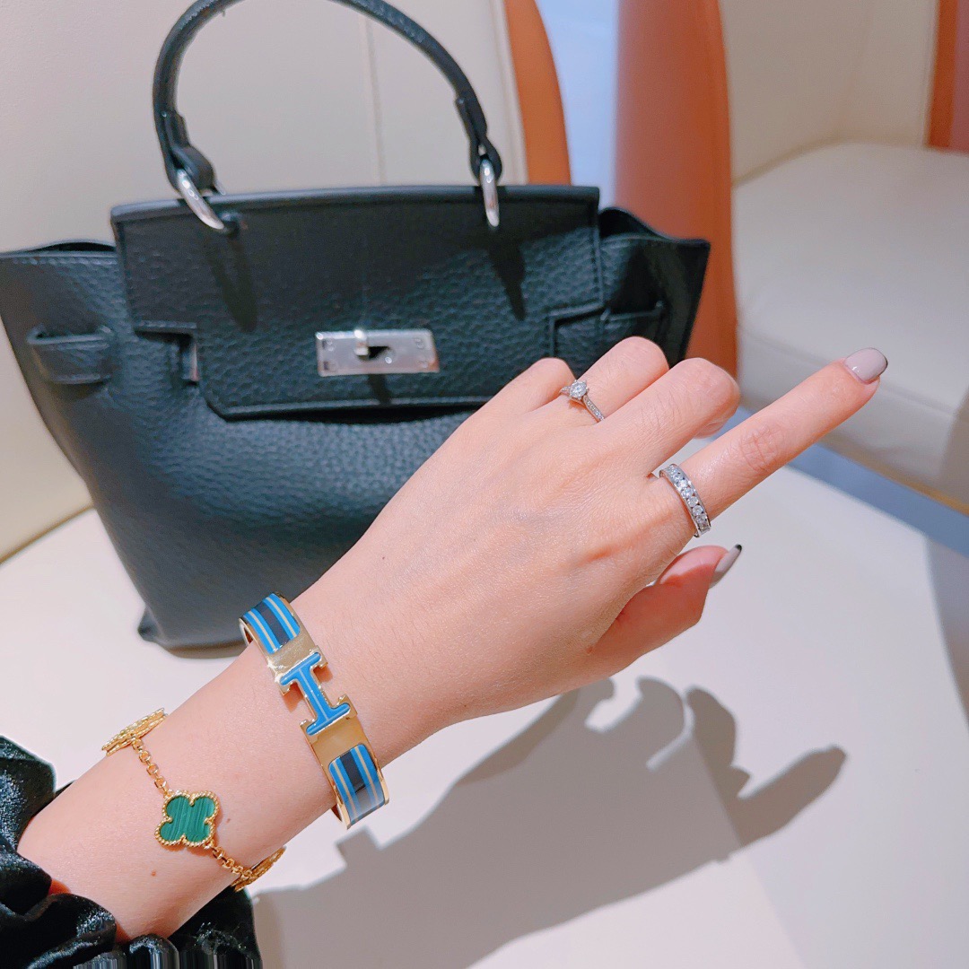 Bracciale Hermes Clic H in metallo placcato oro con smalto blu navy e giallo PM