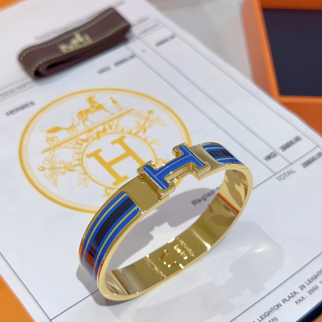 Bracciale Hermes Clic H in metallo placcato oro con smalto blu navy e giallo PM