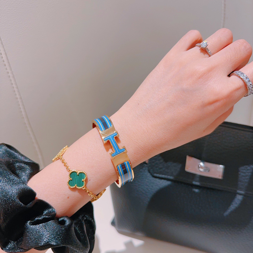 Bracciale Hermes Clic H in metallo placcato oro con smalto blu navy e giallo PM