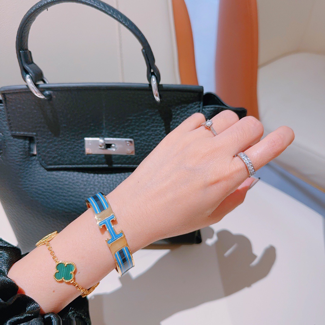 Bracciale Hermes Clic H in metallo placcato oro con smalto blu navy e giallo PM