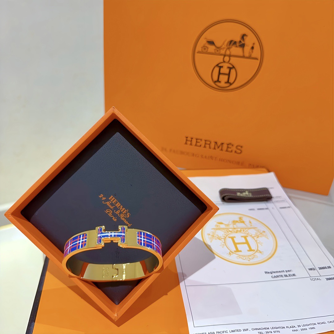 Bracciale Hermes Clic H in metallo placcato oro con smalto tartan blu rosso bianco PM