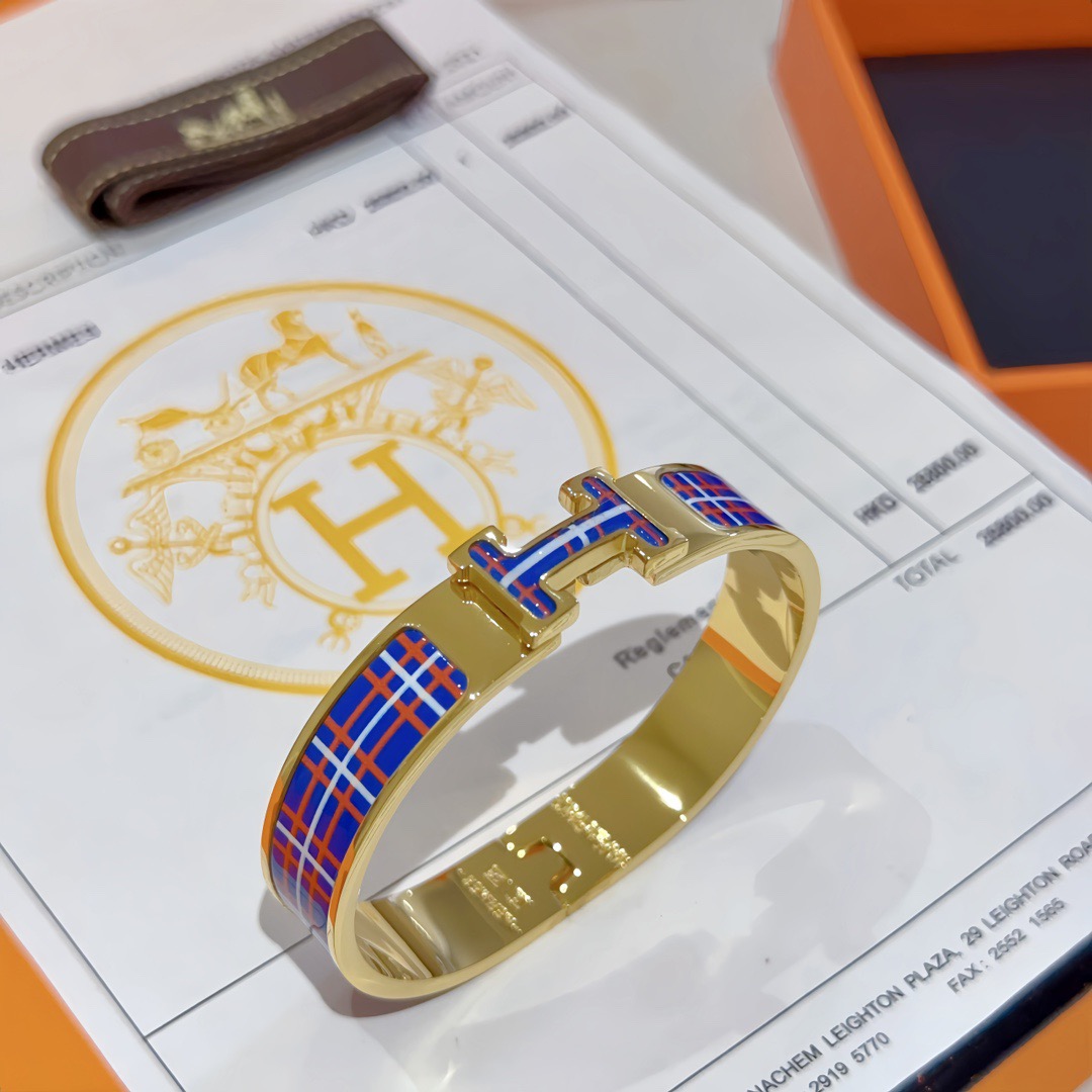 Bracciale Hermes Clic H in metallo placcato oro con smalto tartan blu rosso bianco PM