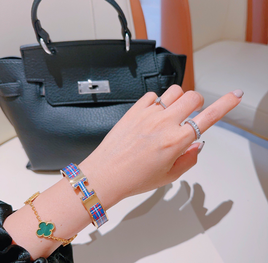 Bracciale Hermes Clic H in metallo placcato oro con smalto tartan blu rosso bianco PM