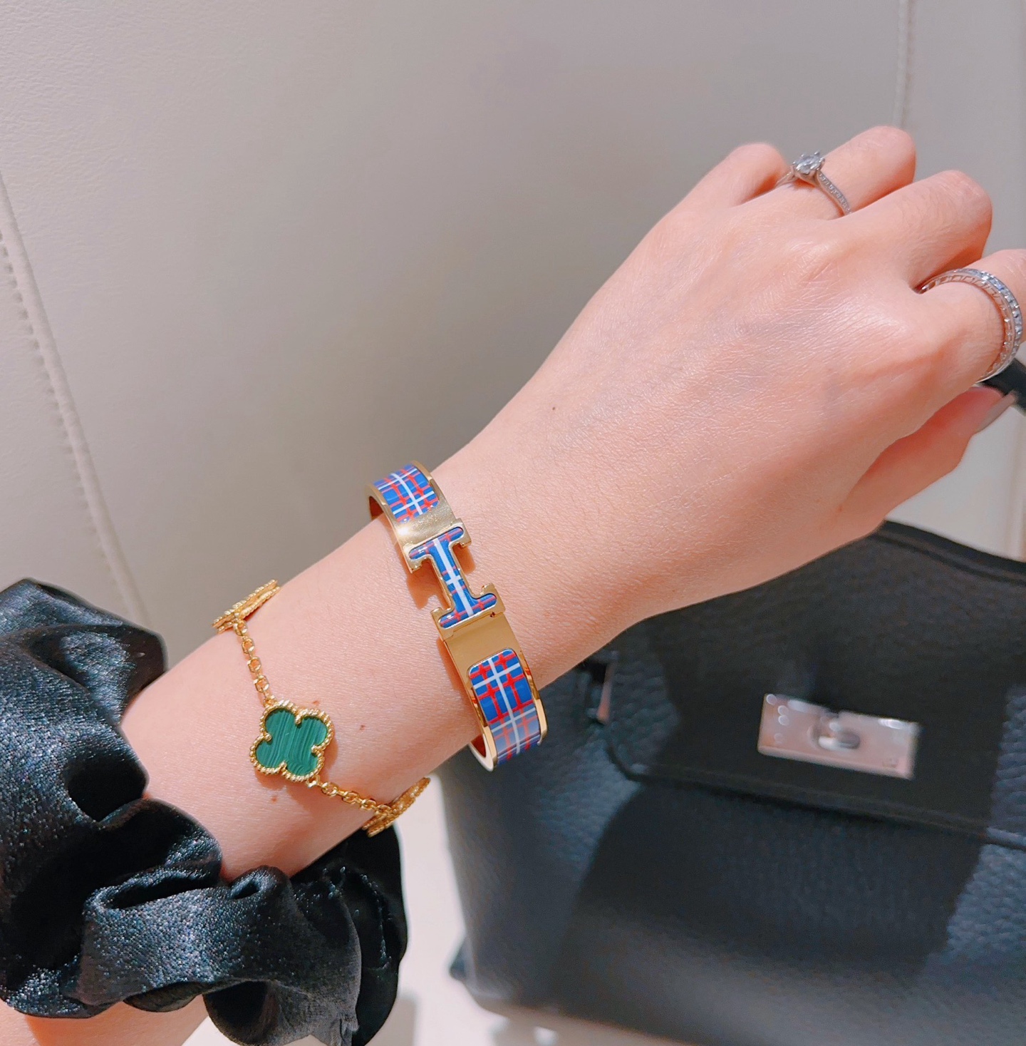 Bracciale Hermes Clic H in metallo placcato oro con smalto tartan blu rosso bianco PM