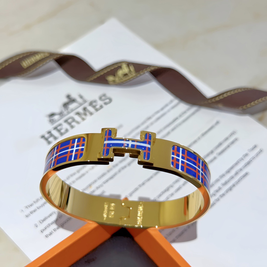 Bracciale Hermes Clic H in metallo placcato oro con smalto tartan blu rosso bianco PM
