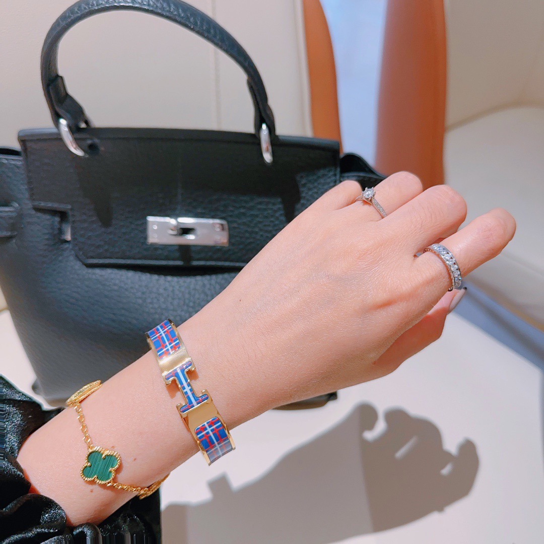 Bracciale Hermes Clic H in metallo placcato oro con smalto tartan blu rosso bianco PM