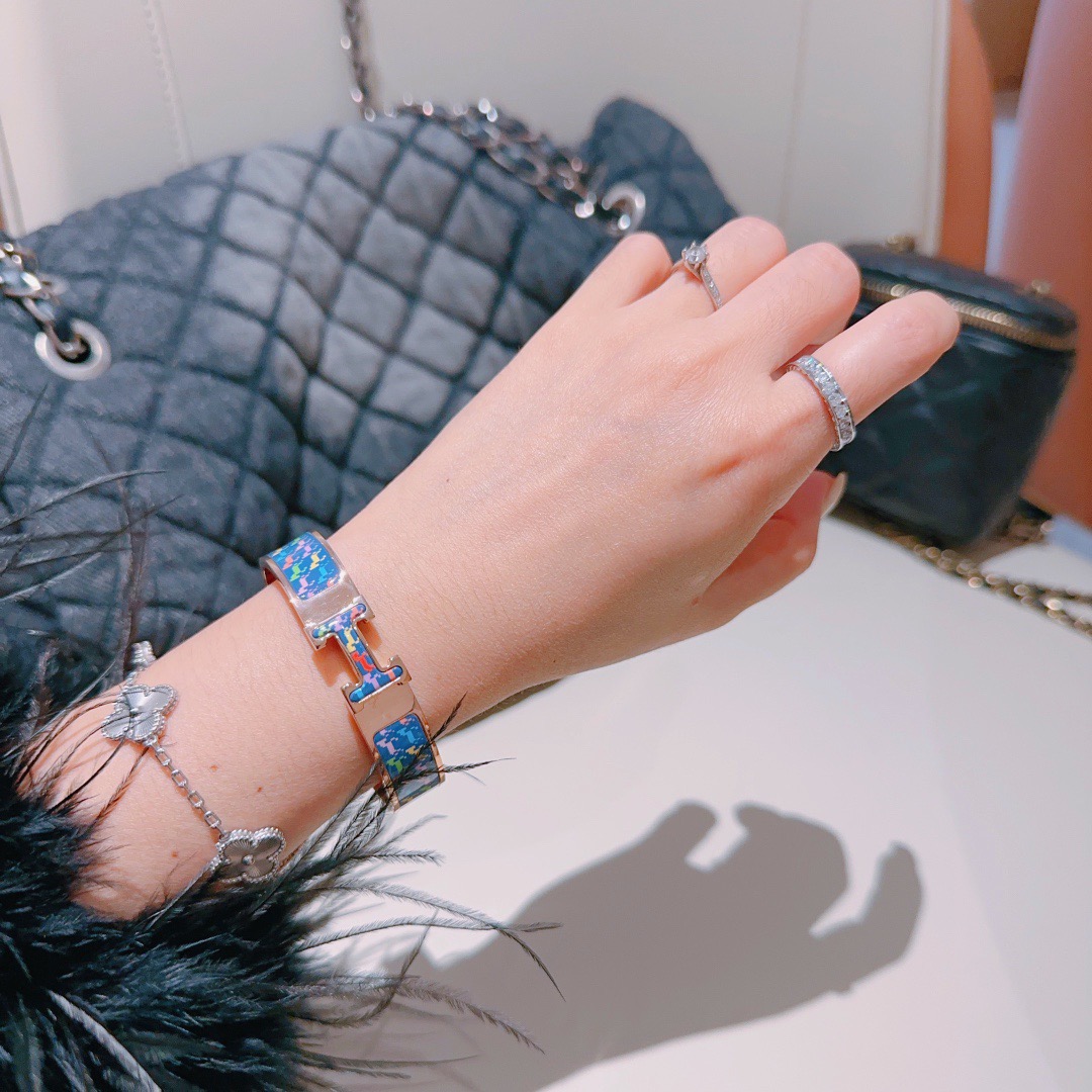 Bracciale Hermes Clic H Pop Horse Metallo placcato oro rosa con smalto blu con stampa cavallo multicolore PM