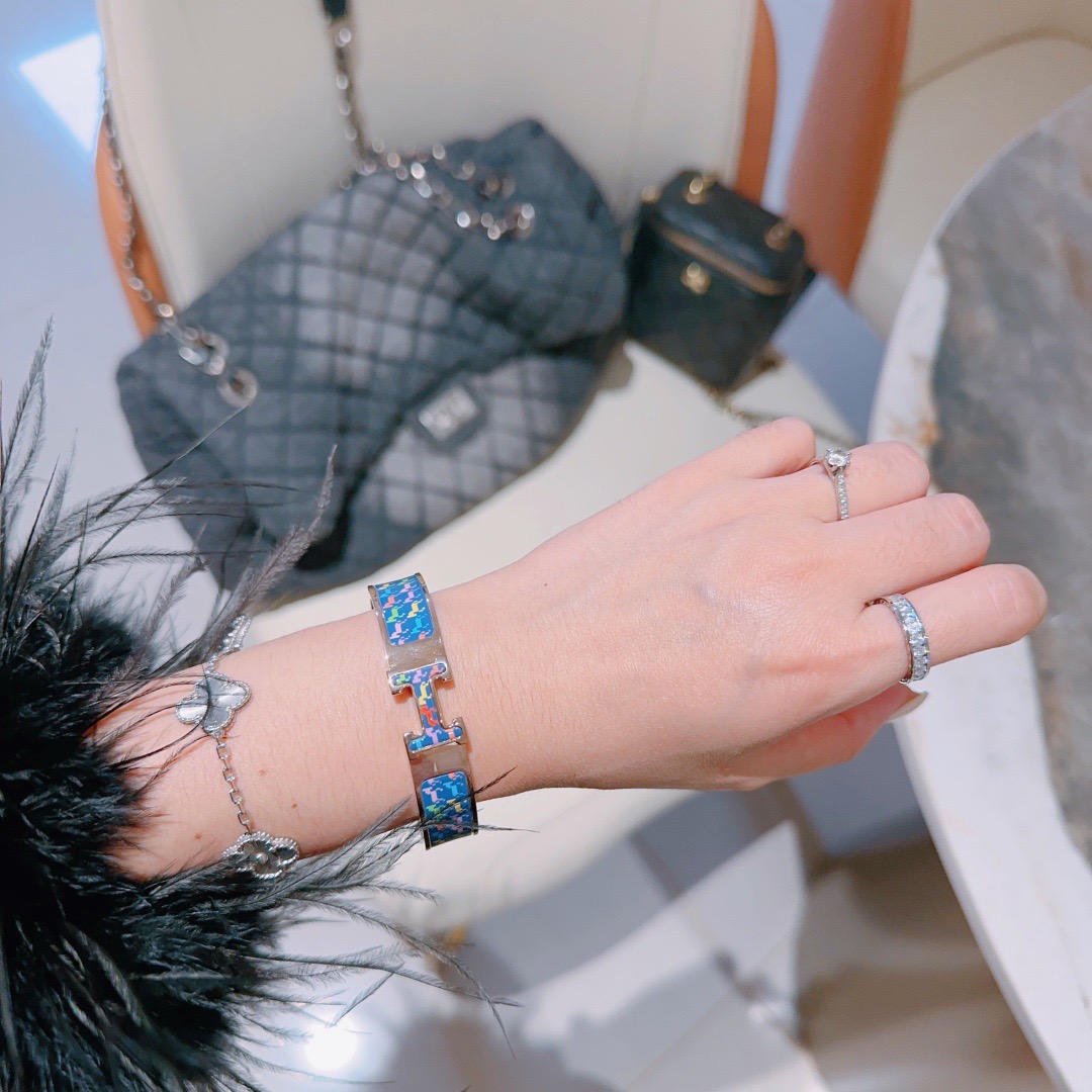 Bracciale Hermes Clic H Pop Horse Metallo placcato oro rosa con smalto blu con stampa cavallo multicolore PM