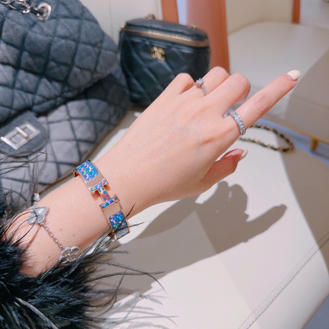 Bracciale Hermes Clic H Pop Horse Metallo placcato oro rosa con smalto blu con stampa cavallo multicolore PM