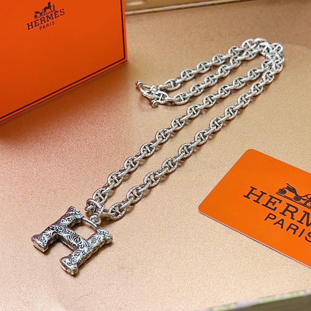 Hermes Chaine d'Ancre Collana con pendente H inciso Metallo argentato antico con dettagli incisi ossidati scuri 60 cm