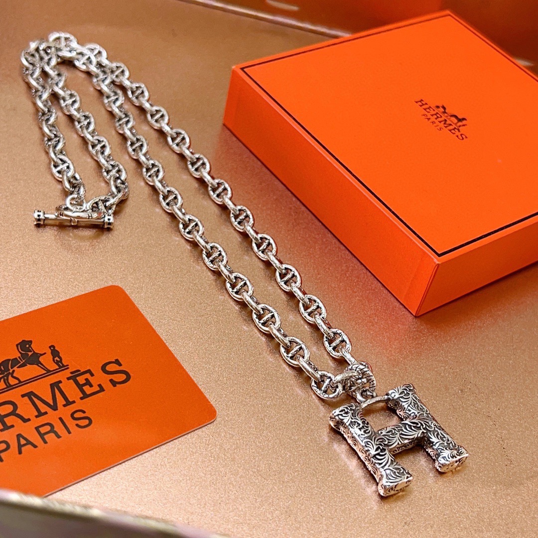 Hermes Chaine d'Ancre Collana con pendente H inciso Metallo argentato antico con dettagli incisi ossidati scuri 60 cm