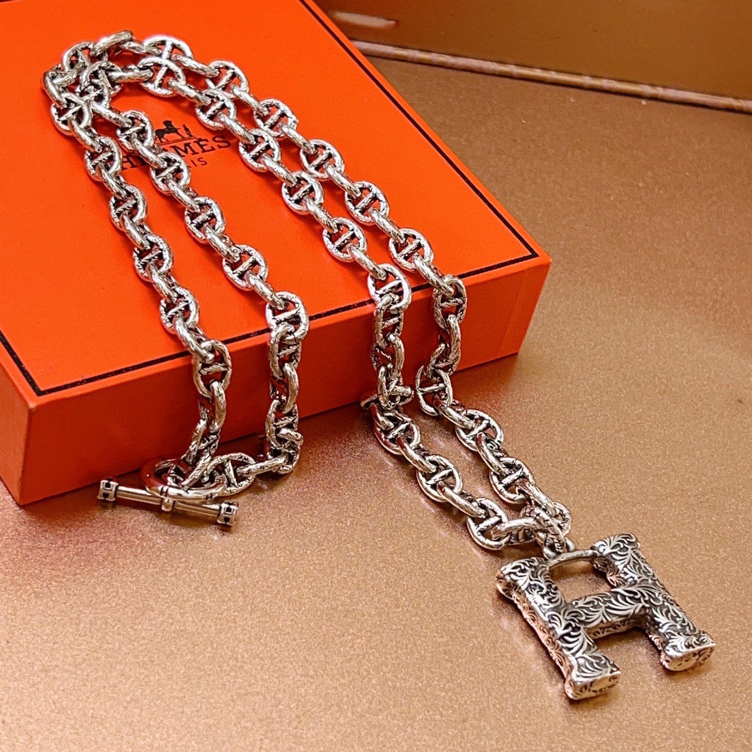 Hermes Chaine d'Ancre Collana con pendente H inciso Metallo argentato antico con dettagli incisi ossidati scuri 60 cm