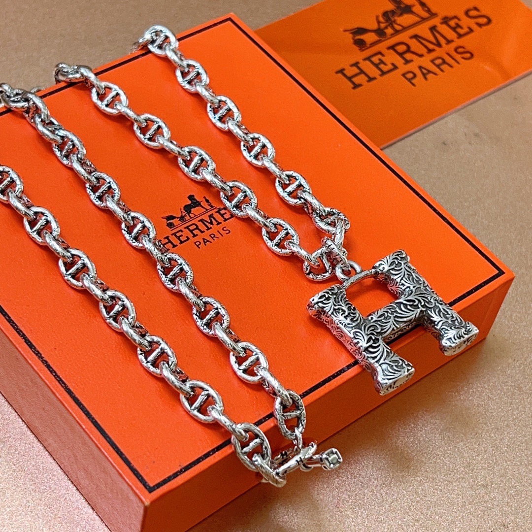 Hermes Chaine d'Ancre Collana con pendente H inciso Metallo argentato antico con dettagli incisi ossidati scuri 60 cm