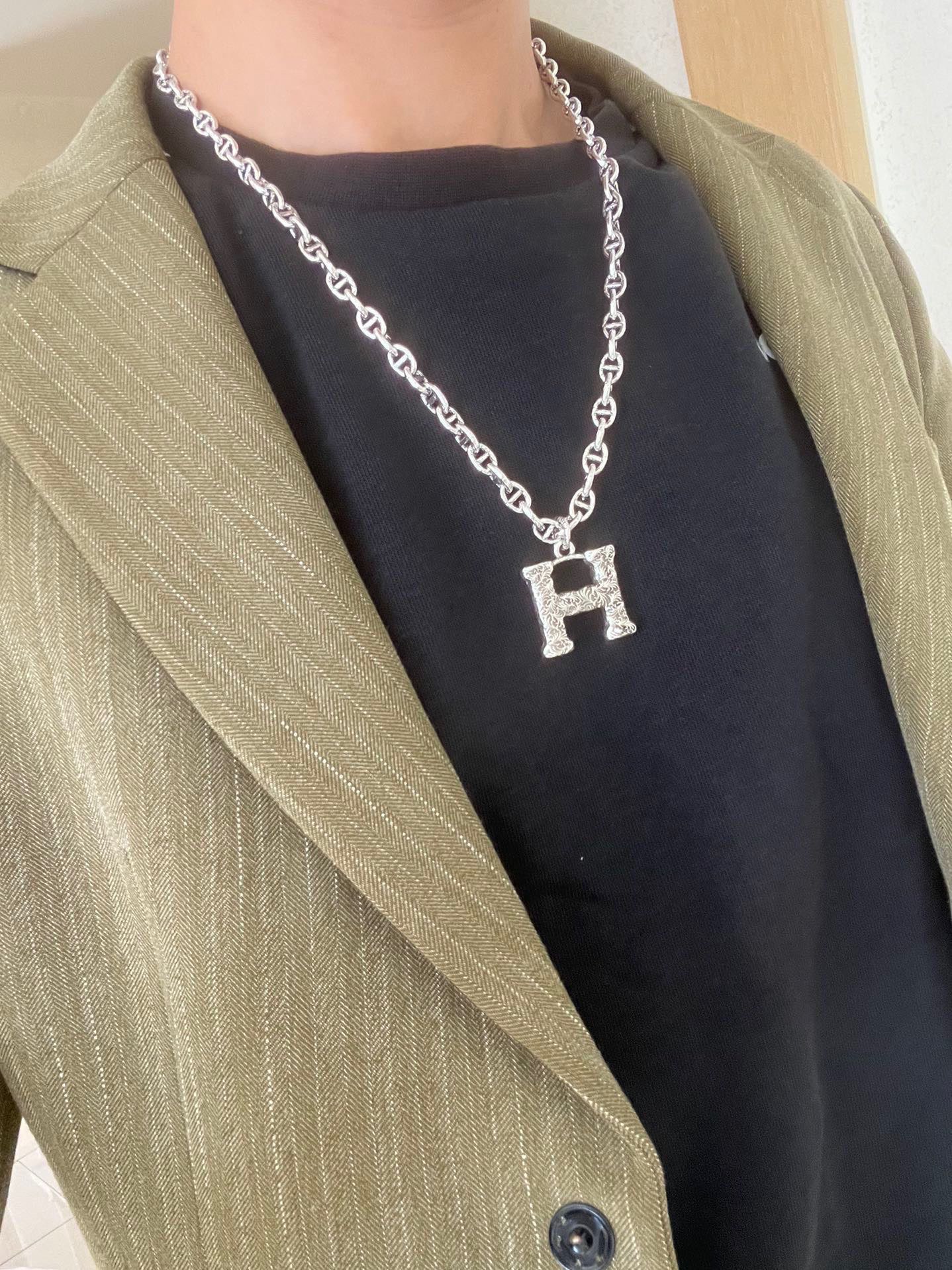 Hermes Chaine d'Ancre Collana con pendente H inciso Metallo argentato antico con dettagli incisi ossidati scuri 60 cm