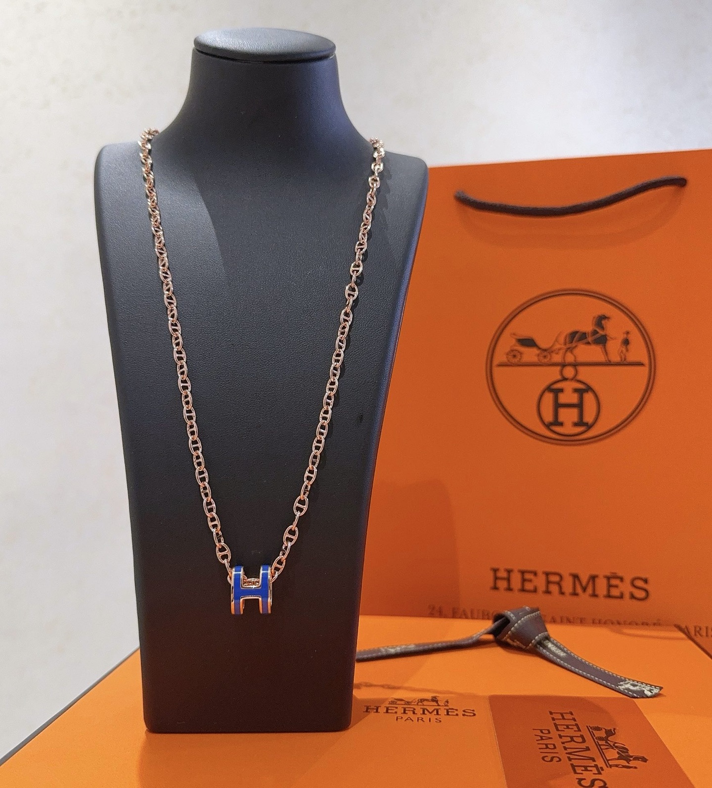 Collana Hermes Pop H in metallo oro rosa con smalto blu 40 cm