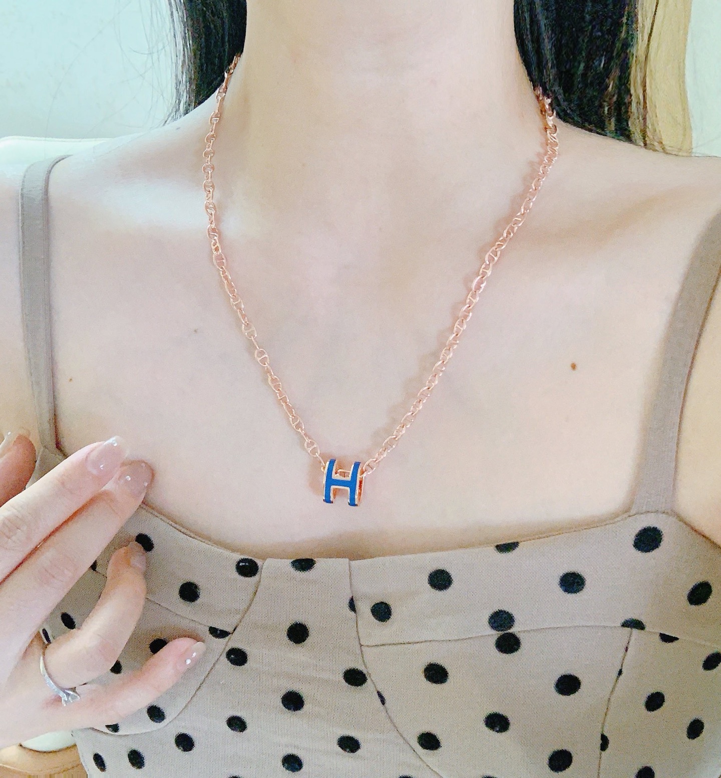 Collana Hermes Pop H in metallo oro rosa con smalto blu 40 cm