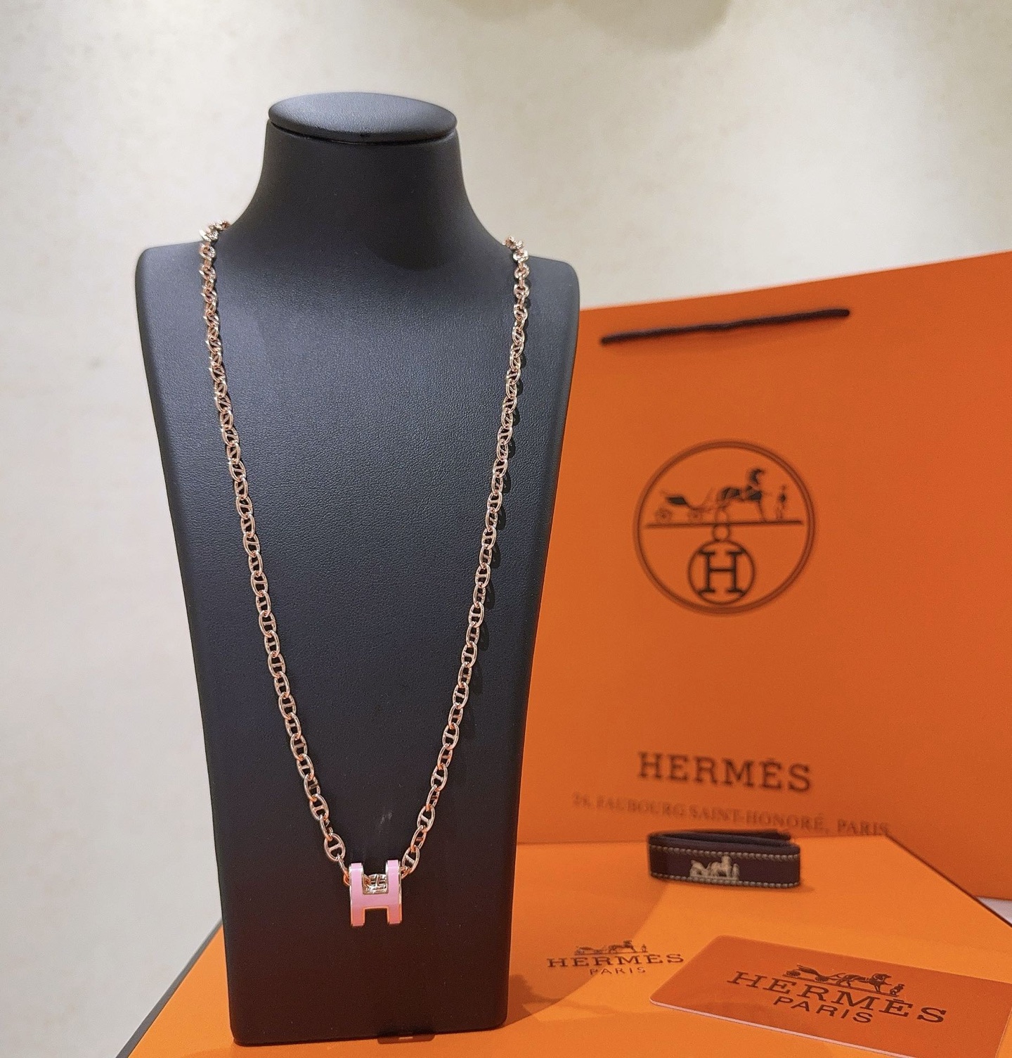 Collana Hermes Pop H Metallo oro rosa con smalto rosa chiaro 40 cm