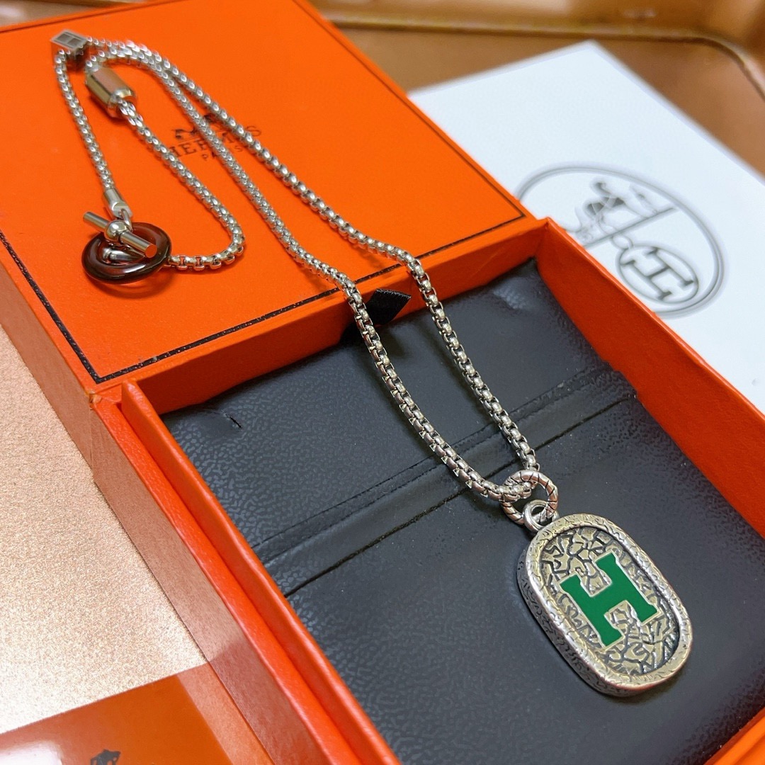 Collana con pendente ovale Hermes H Logo Metallo argentato antico con dettaglio H in smalto verde Pelle marrone e dettagli con chiusura in resina tartarugata 50 cm