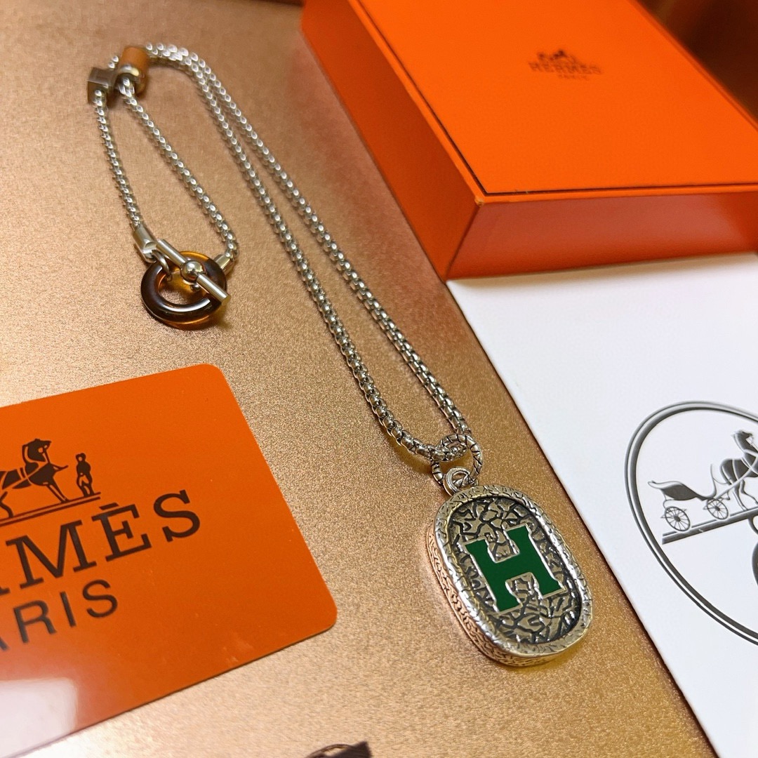 Collana con pendente ovale Hermes H Logo Metallo argentato antico con dettaglio H in smalto verde Pelle marrone e dettagli con chiusura in resina tartarugata 50 cm