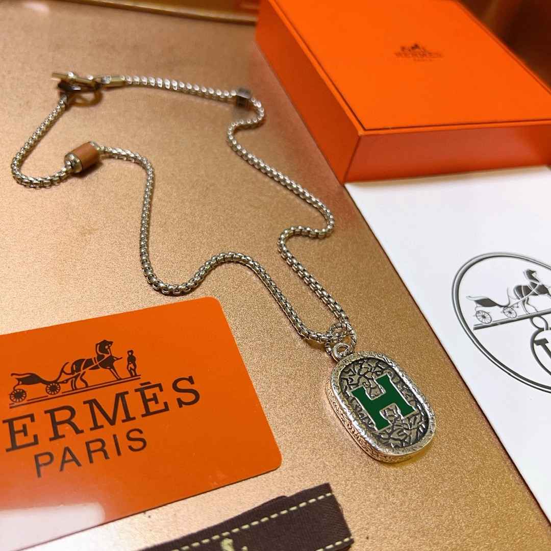 Collana con pendente ovale Hermes H Logo Metallo argentato antico con dettaglio H in smalto verde Pelle marrone e dettagli con chiusura in resina tartarugata 50 cm