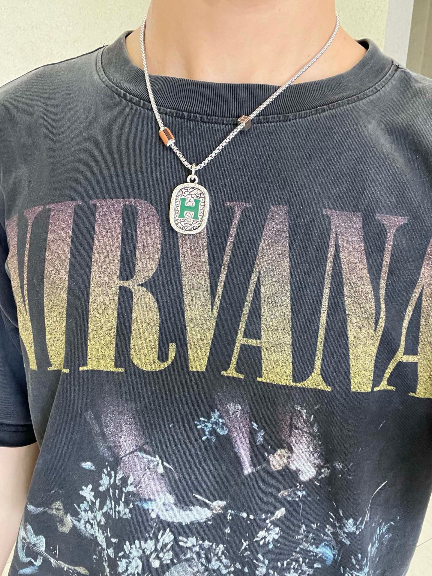 Collana con pendente ovale Hermes H Logo Metallo argentato antico con dettaglio H in smalto verde Pelle marrone e dettagli con chiusura in resina tartarugata 50 cm