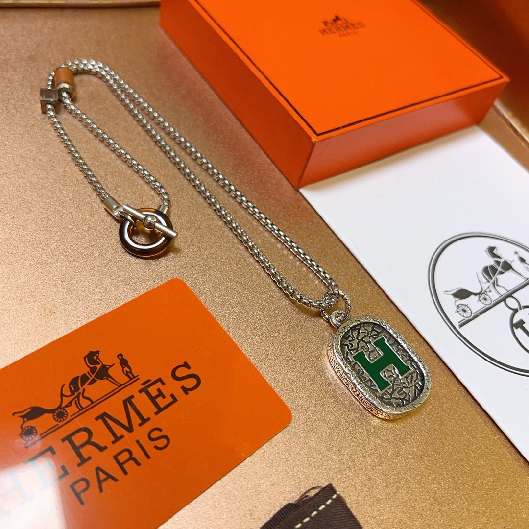 Collana con pendente ovale Hermes H Logo Metallo argentato antico con dettaglio H in smalto verde Pelle marrone e dettagli con chiusura in resina tartarugata 50 cm