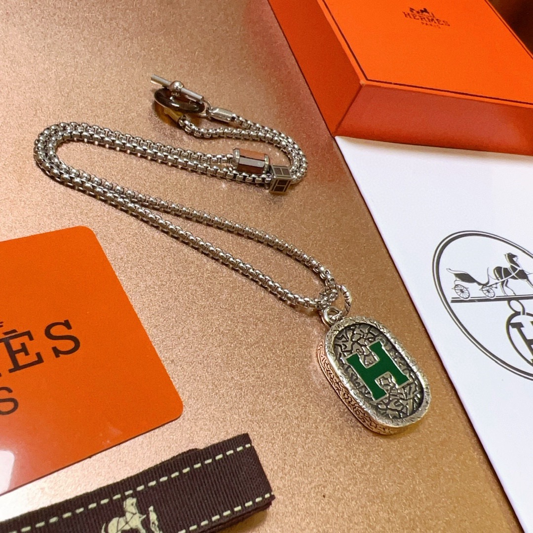 Collana con pendente ovale Hermes H Logo Metallo argentato antico con dettaglio H in smalto verde Pelle marrone e dettagli con chiusura in resina tartarugata 50 cm