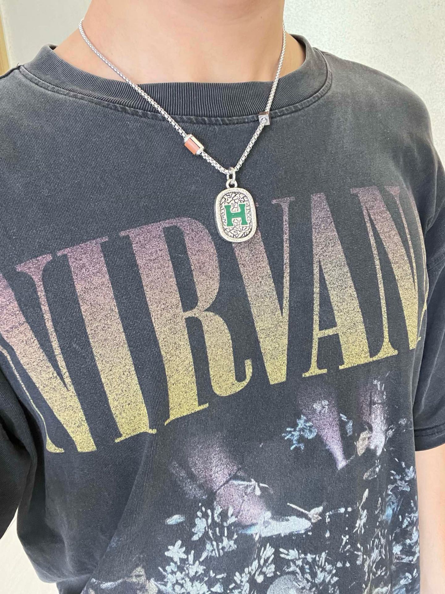 Collana con pendente ovale Hermes H Logo Metallo argentato antico con dettaglio H in smalto verde Pelle marrone e dettagli con chiusura in resina tartarugata 50 cm