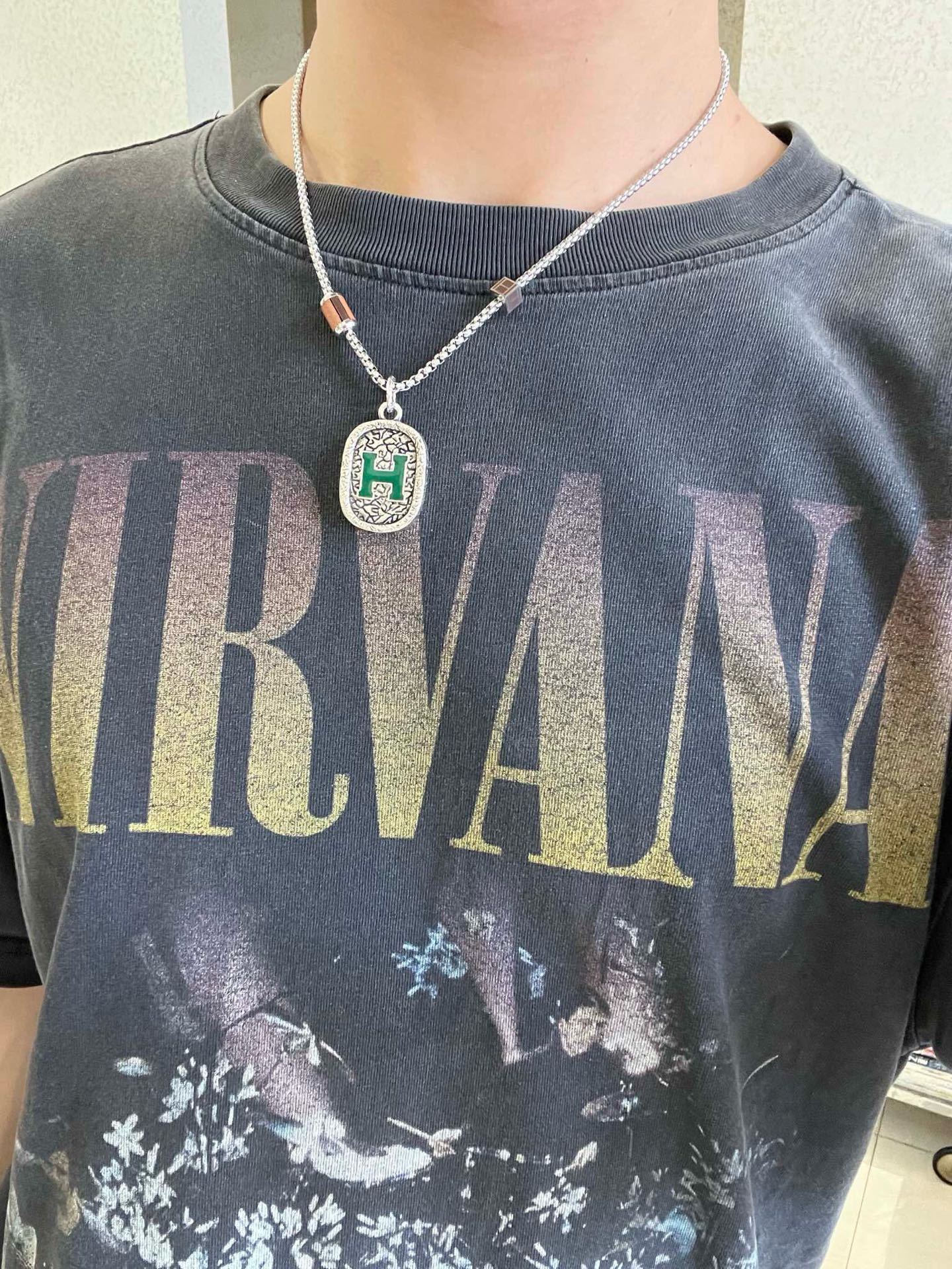 Collana con pendente ovale Hermes H Logo Metallo argentato antico con dettaglio H in smalto verde Pelle marrone e dettagli con chiusura in resina tartarugata 50 cm