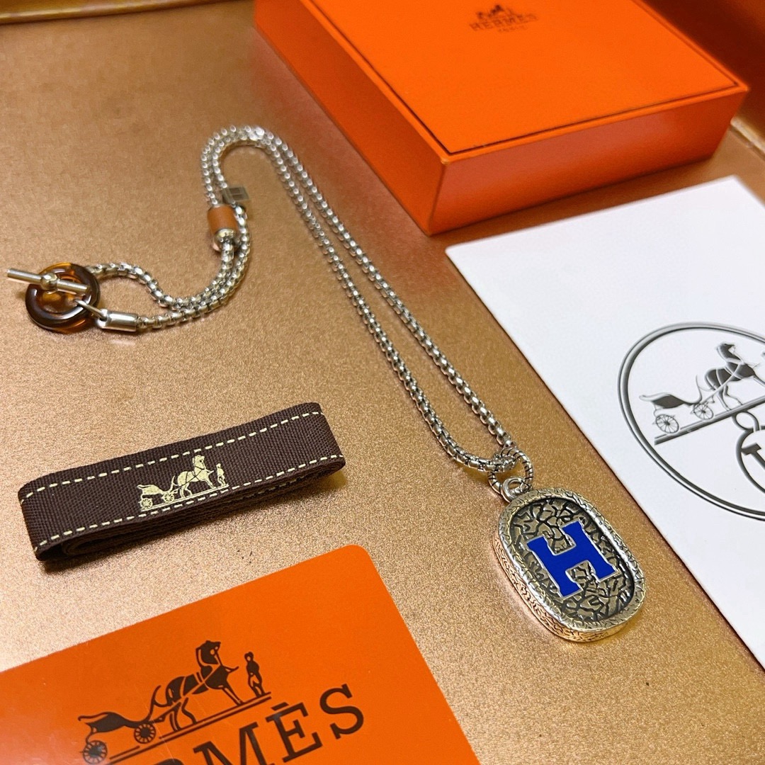 Collana con pendente ovale con logo Hermes H Collana in metallo color argento con pelle marrone smaltata blu e accenti in corno 60 cm