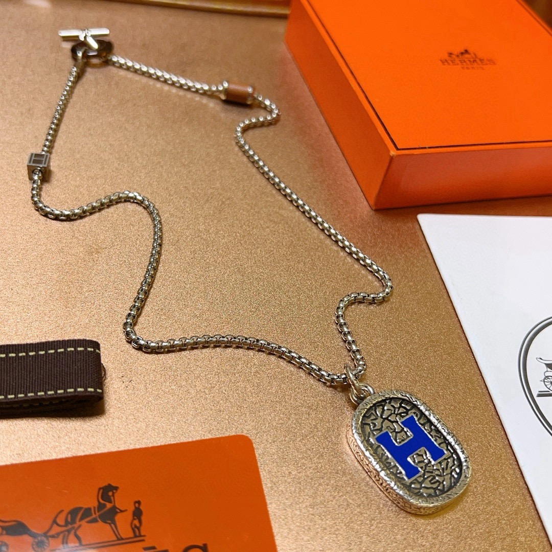 Collana con pendente ovale con logo Hermes H Collana in metallo color argento con pelle marrone smaltata blu e accenti in corno 60 cm