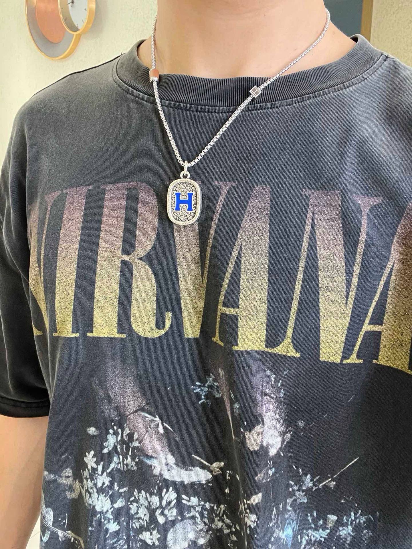 Collana con pendente ovale con logo Hermes H Collana in metallo color argento con pelle marrone smaltata blu e accenti in corno 60 cm