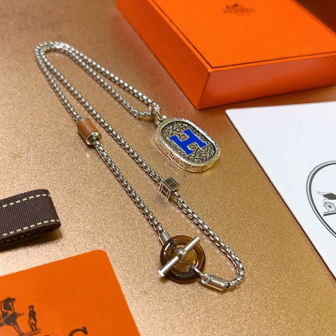 Collana con pendente ovale con logo Hermes H Collana in metallo color argento con pelle marrone smaltata blu e accenti in corno 60 cm