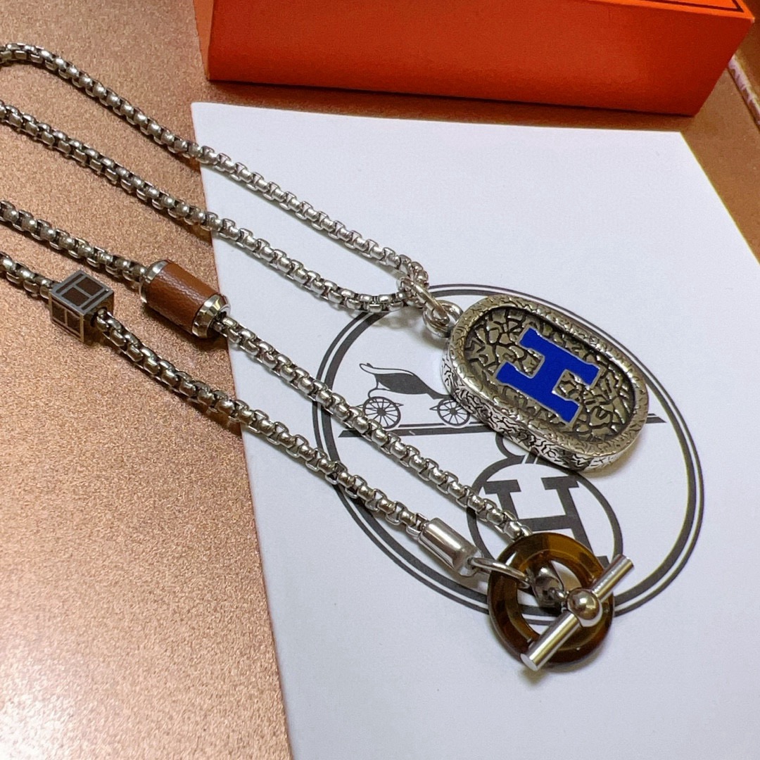 Collana con pendente ovale con logo Hermes H Collana in metallo color argento con pelle marrone smaltata blu e accenti in corno 60 cm