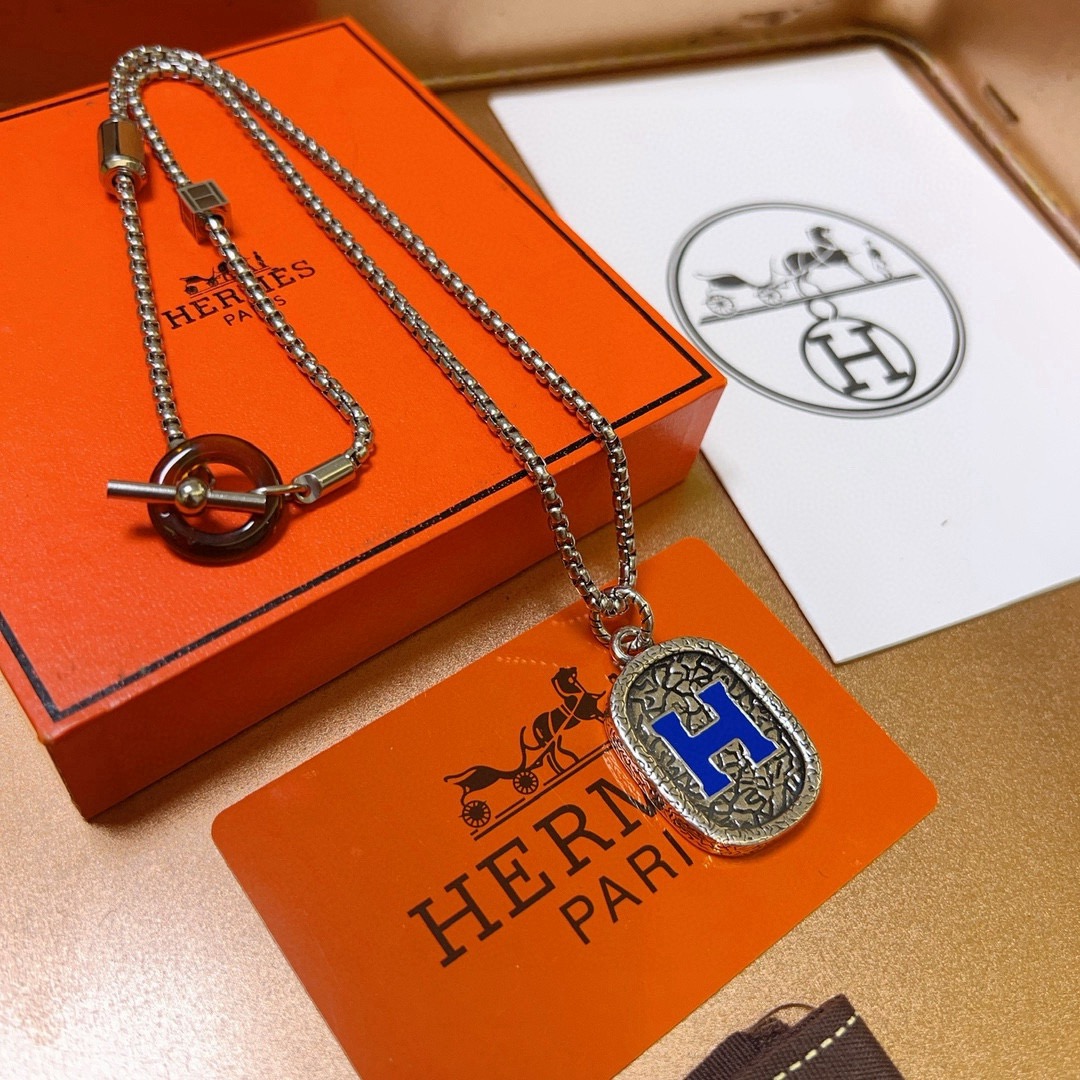 Collana con pendente ovale con logo Hermes H Collana in metallo color argento con pelle marrone smaltata blu e accenti in corno 60 cm