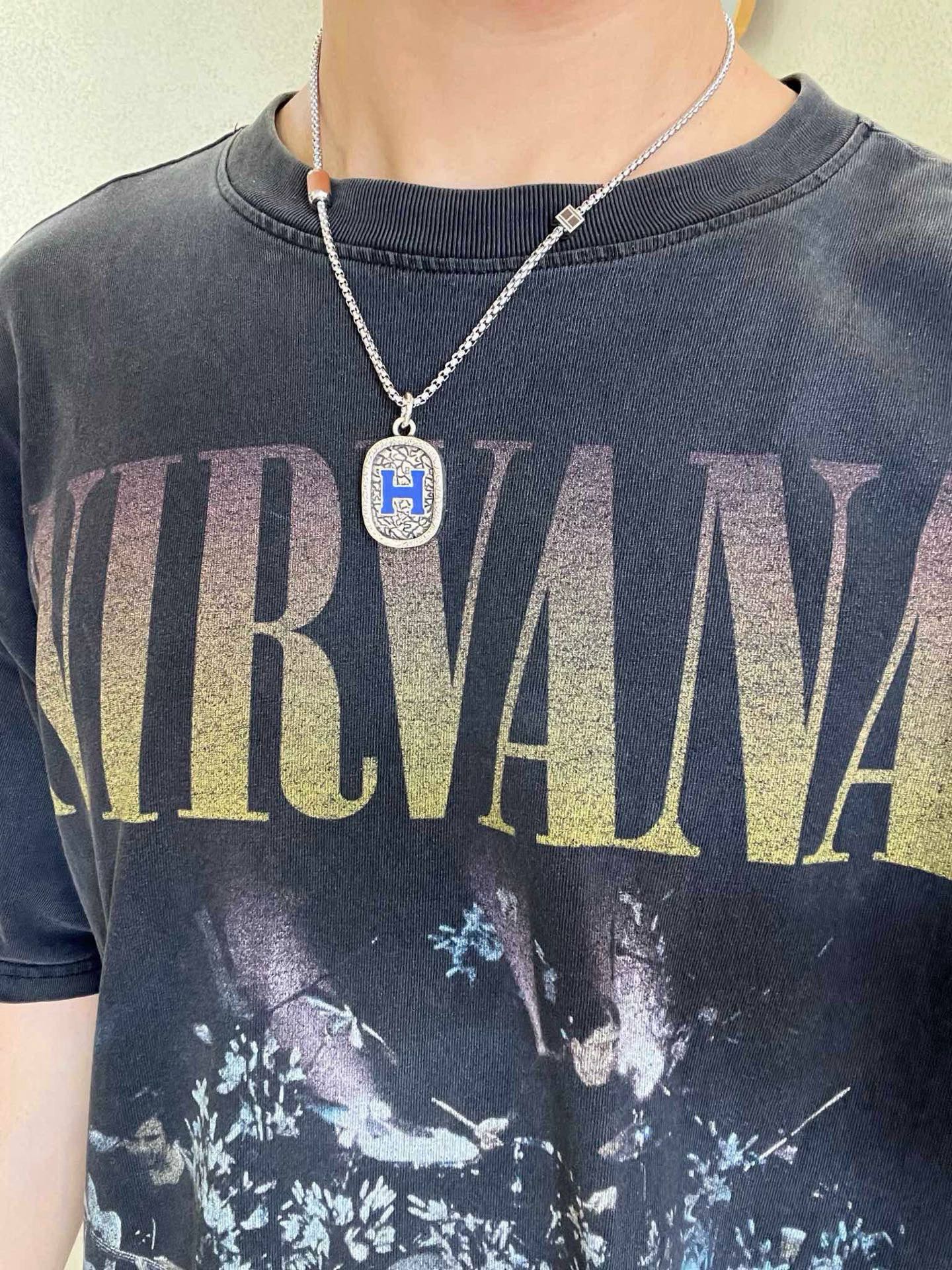 Collana con pendente ovale con logo Hermes H Collana in metallo color argento con pelle marrone smaltata blu e accenti in corno 60 cm