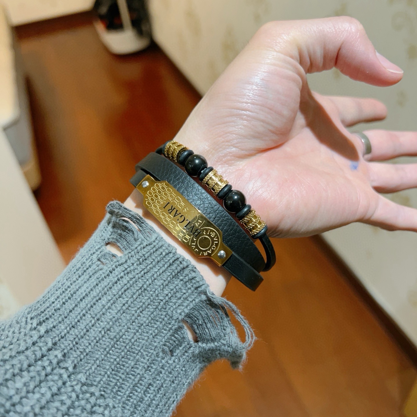 Bracciale Bvlgari Serpenti Forever Coiled Leather Bracciale in pelle nera metallo color oro perline di onice nero 19 cm