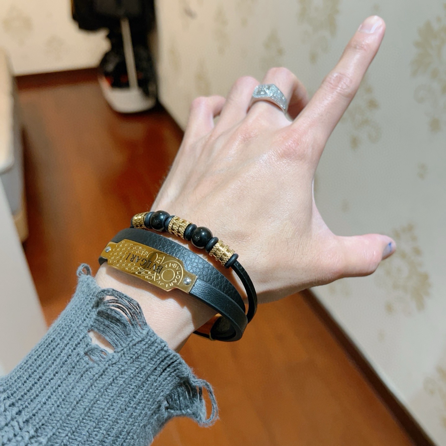 Bracciale Bvlgari Serpenti Forever Coiled Leather Bracciale in pelle nera metallo color oro perline di onice nero 19 cm