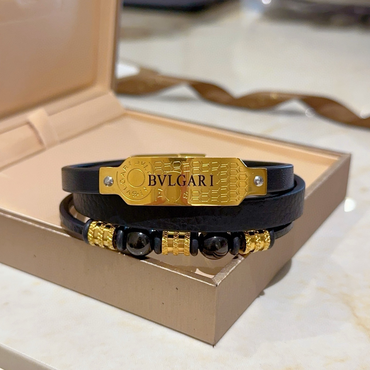 Bracciale Bvlgari Serpenti Forever Coiled Leather Bracciale in pelle nera metallo color oro perline di onice nero 19 cm