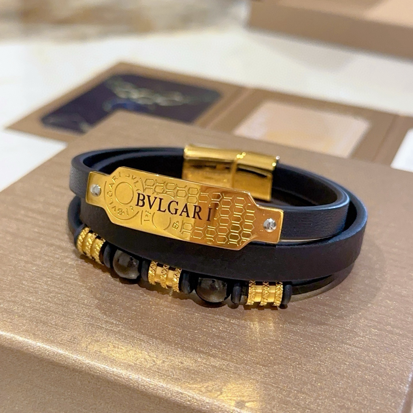 Bracciale Bvlgari Serpenti Forever Coiled Leather Bracciale in pelle nera metallo color oro perline di onice nero 19 cm