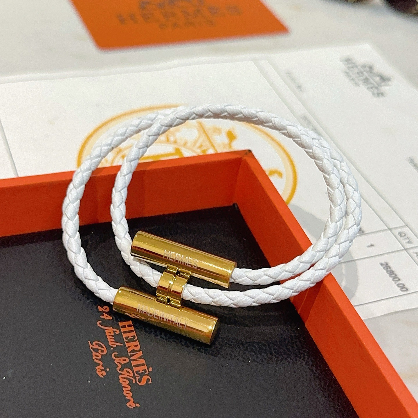 Pulsera Hermes Tournis Tresse cuero trenzado blanco herrajes de metal chapado en oro 38 cm doble vuelta