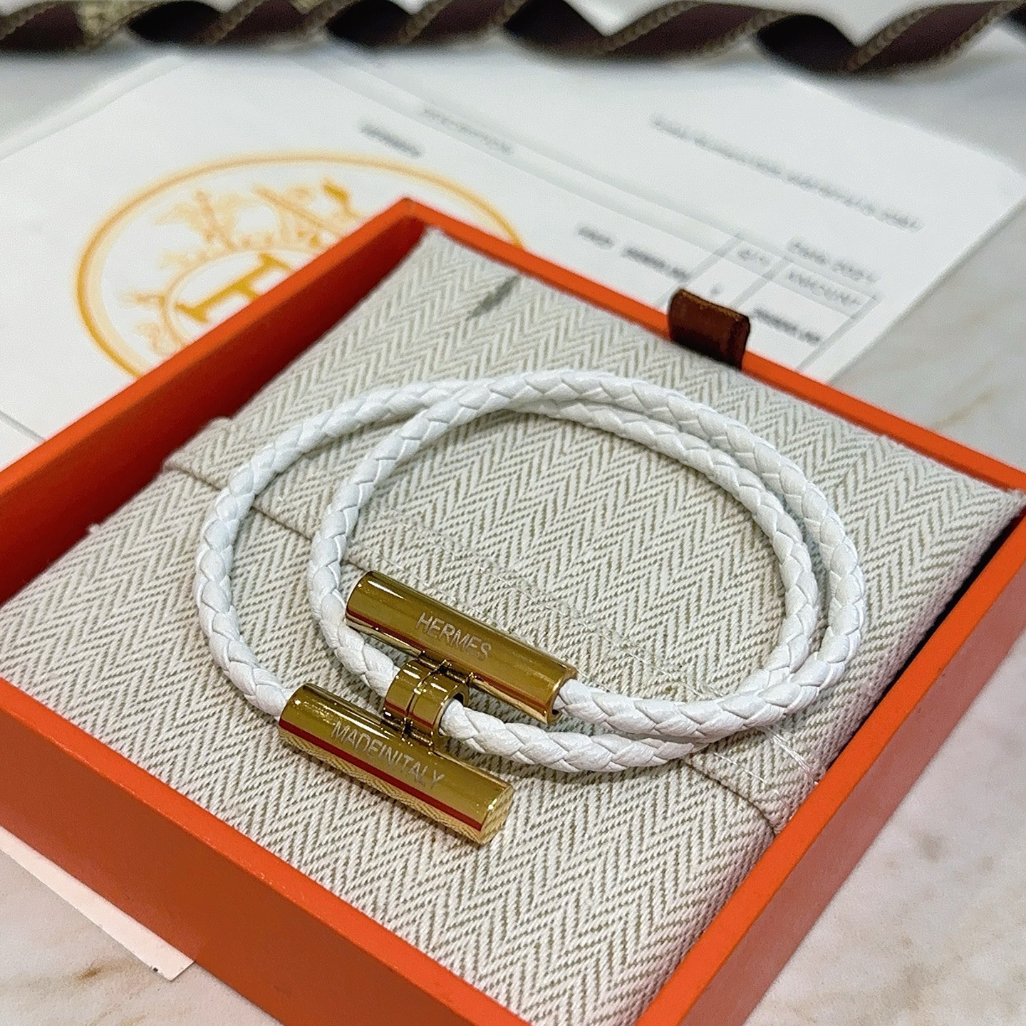 Pulsera Hermes Tournis Tresse cuero trenzado blanco herrajes de metal chapado en oro 38 cm doble vuelta