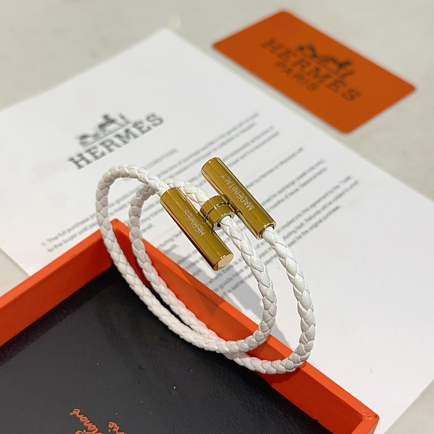 Pulsera Hermes Tournis Tresse cuero trenzado blanco herrajes de metal chapado en oro 38 cm doble vuelta