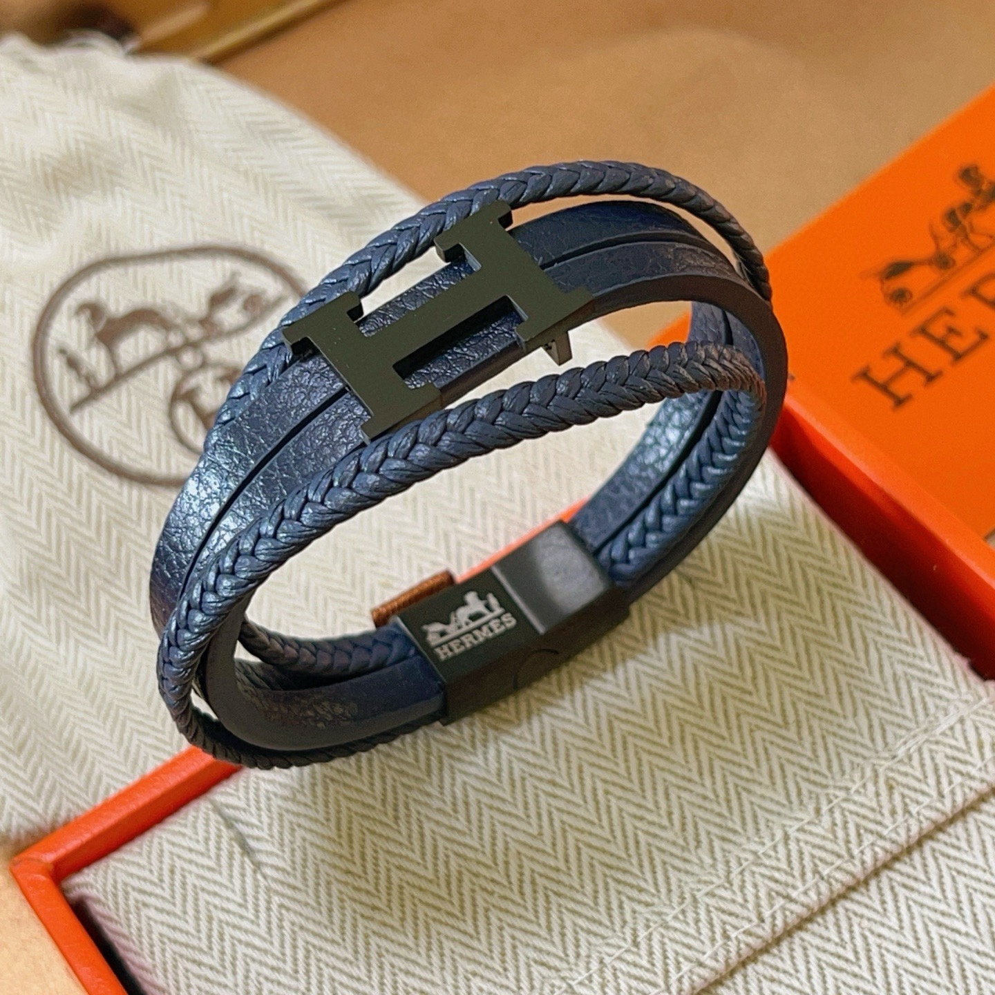 Bracciale Hermes New H metallo nero opaco pelle blu navy 19 cm