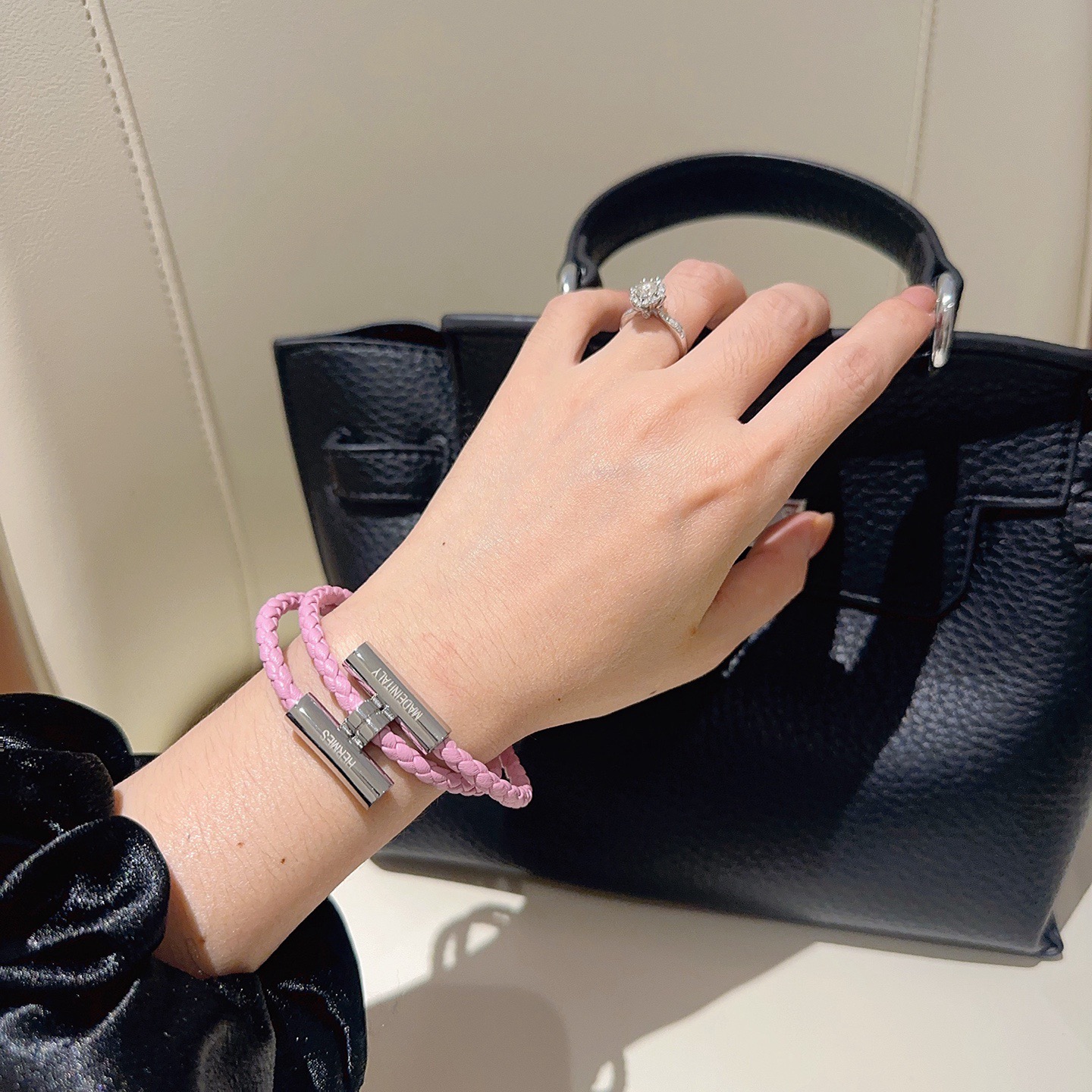 Bracciale Hermes Tournis Tresse Pelle intrecciata rosa chiaro con hardware in metallo color argento palladio T2