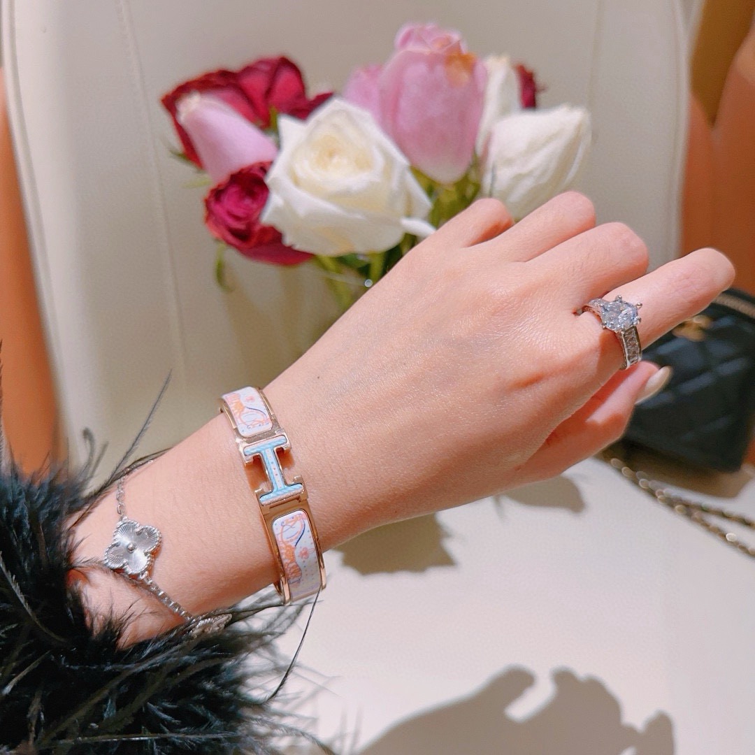 Bracciale Hermes Clic H in metallo placcato oro rosa con stravagante smalto bianco stampato multicolor PM