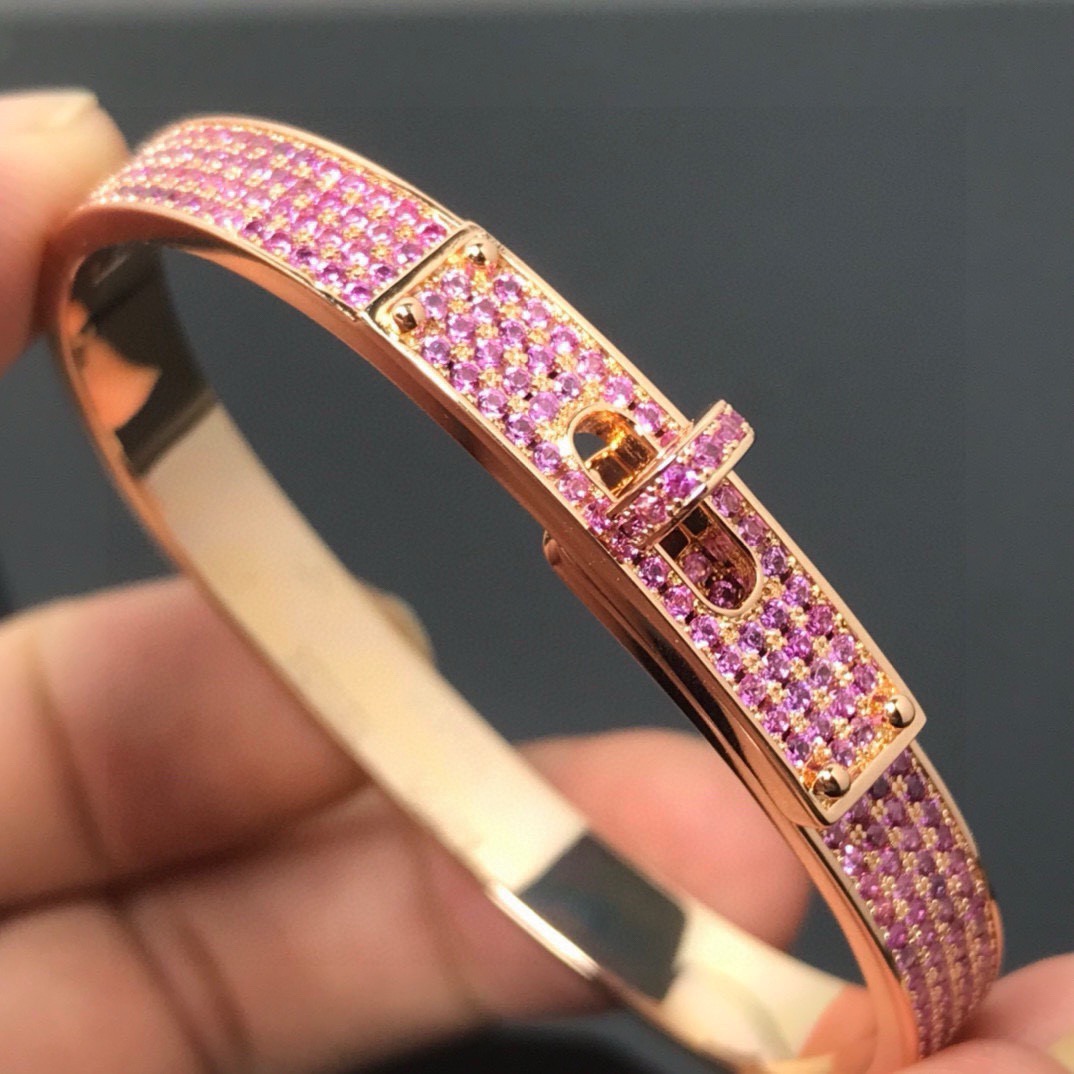 Bracciale Hermes Kelly in metallo color oro rosa con pavé di pietre preziose rosa, circonferenza interna di 17 cm