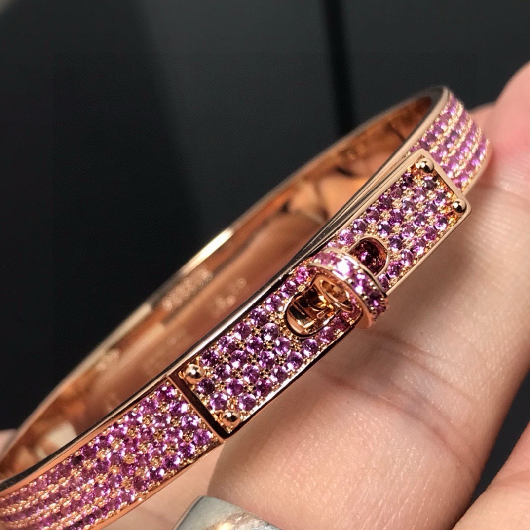 Bracciale Hermes Kelly in metallo color oro rosa con pavé di pietre preziose rosa, circonferenza interna di 17 cm