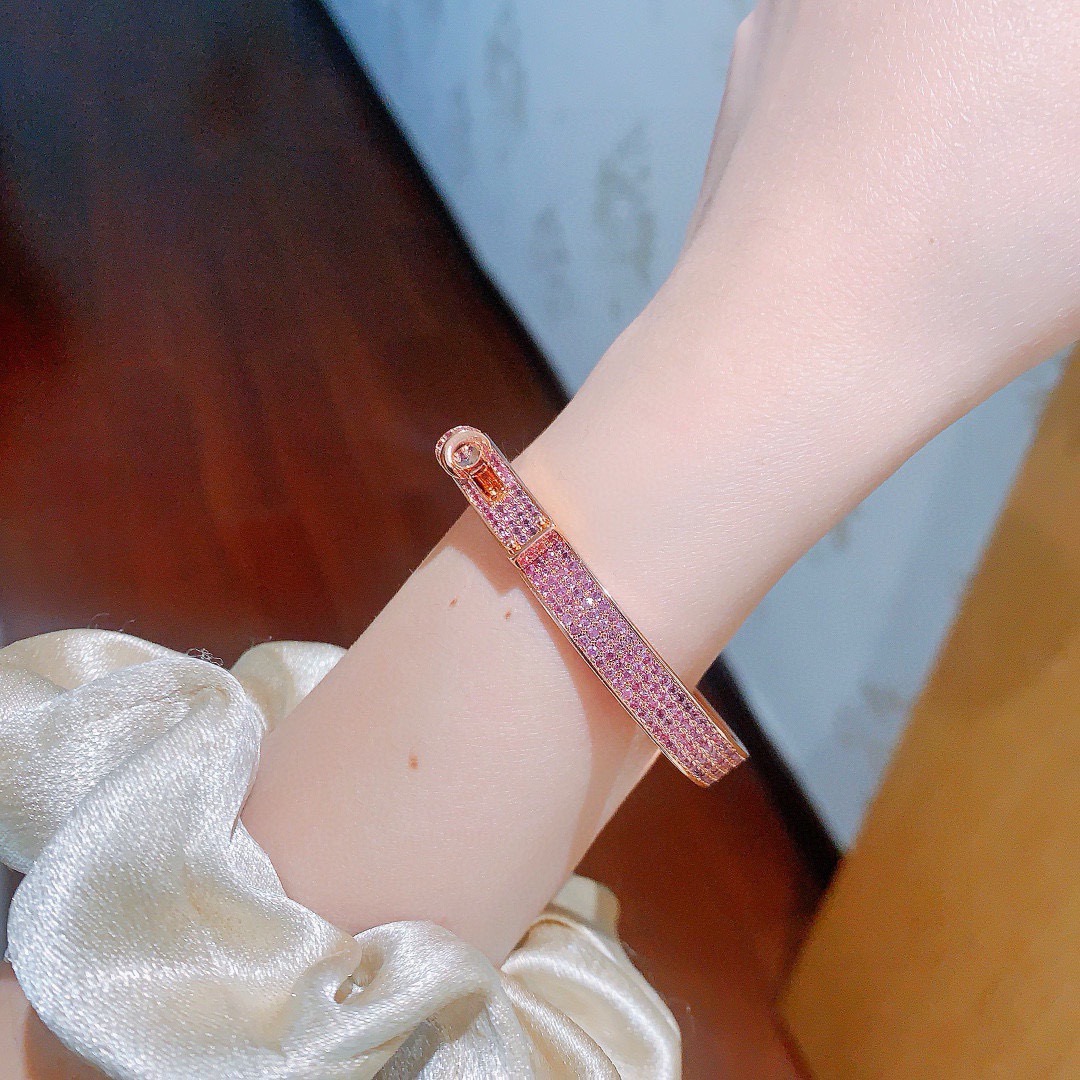 Bracciale Hermes Kelly in metallo color oro rosa con pavé di pietre preziose rosa, circonferenza interna di 17 cm
